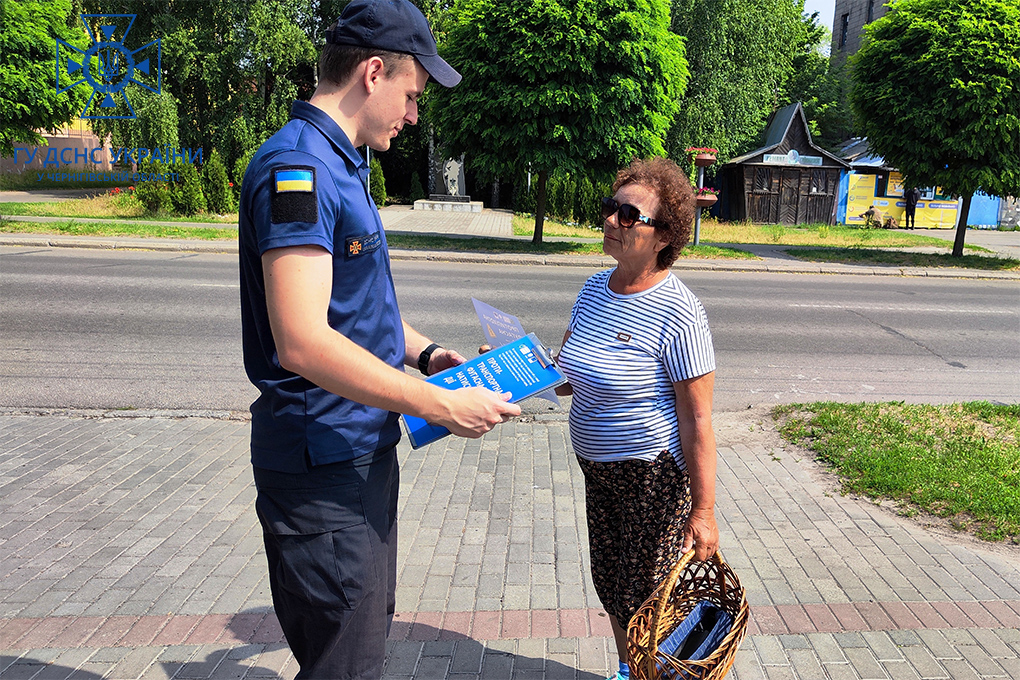 Рятувальники Чернігівщини навчають громадян основним правилам  мінної безпеки
